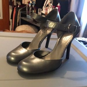 Jessica Simpson silver metallic pumps Size 8